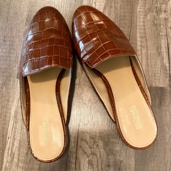 Michael Kors slip on leather flats - Picture 2 of 3